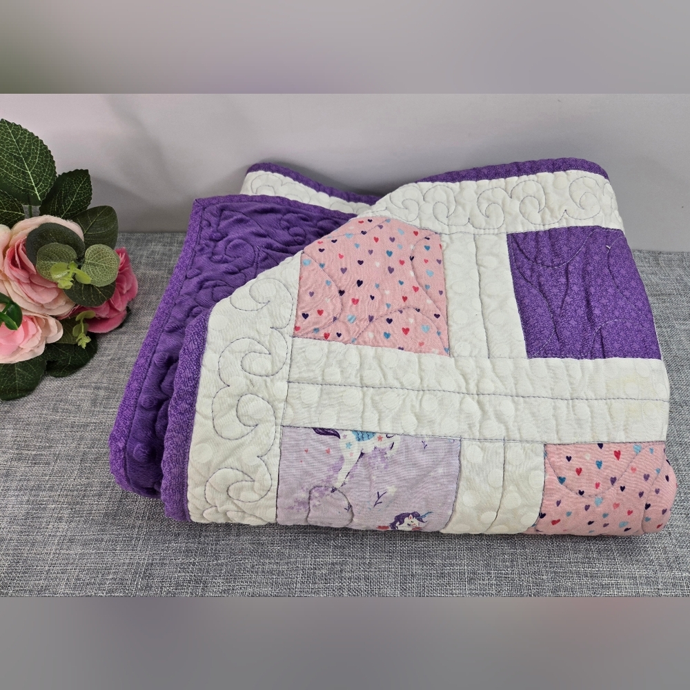 Vintage Handmade Baby / Toddler Quillt Unicorns Heards In White, Purple And Pink